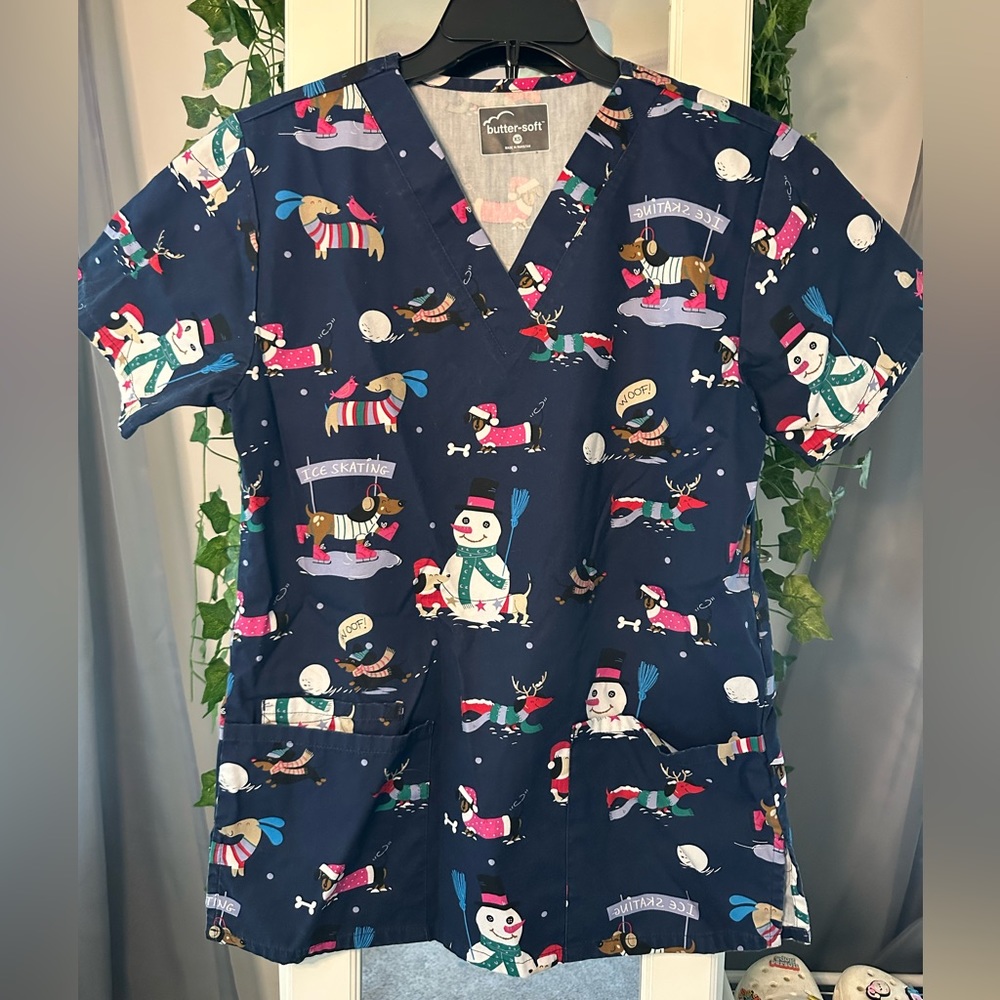 christmas dachshund extra small scrub top! brand: butter-soft